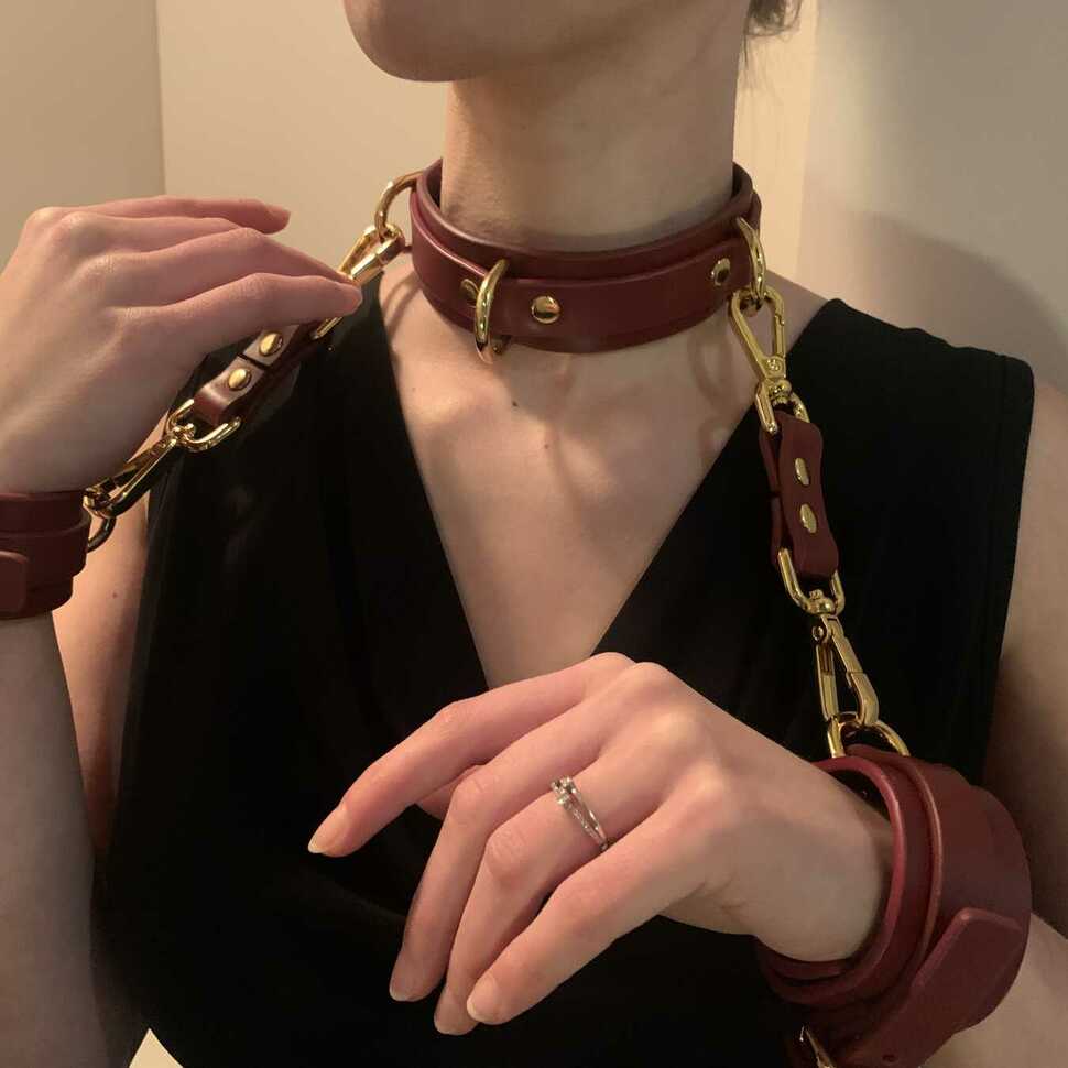 Bordeaux D-ring halsband & handboeien set